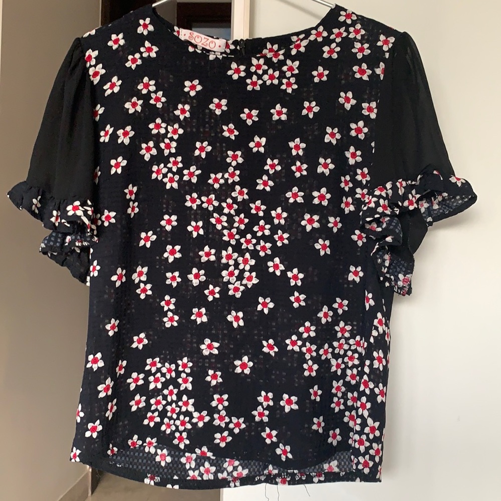 HAND PAINTED FLOWERS. Georgette self-pattern top. With bell sleeves. Zip behind. - Picture 3 of 8